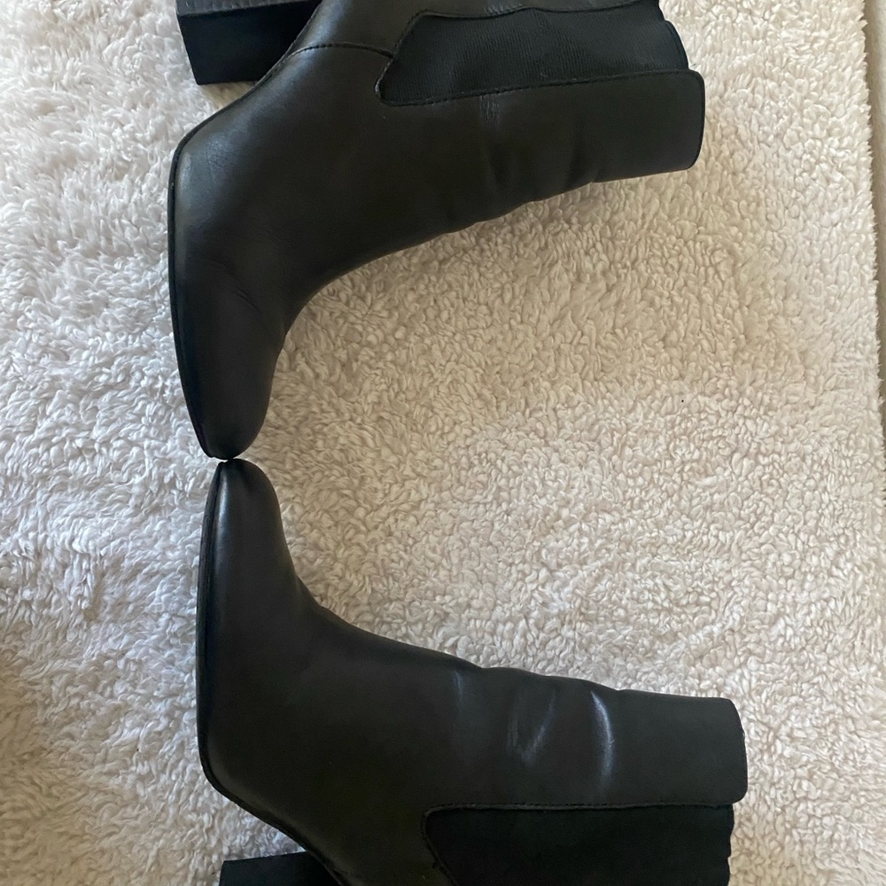 Tahari Garnet Women’s Black Leather Roundtoe Ankle Block Heel Boots Size 9.5 M - Picture 13 of 15